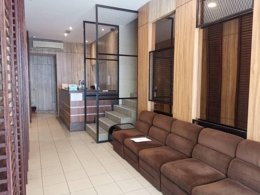 Hotel Holiday Кота-Кинабалу Экстерьер фото