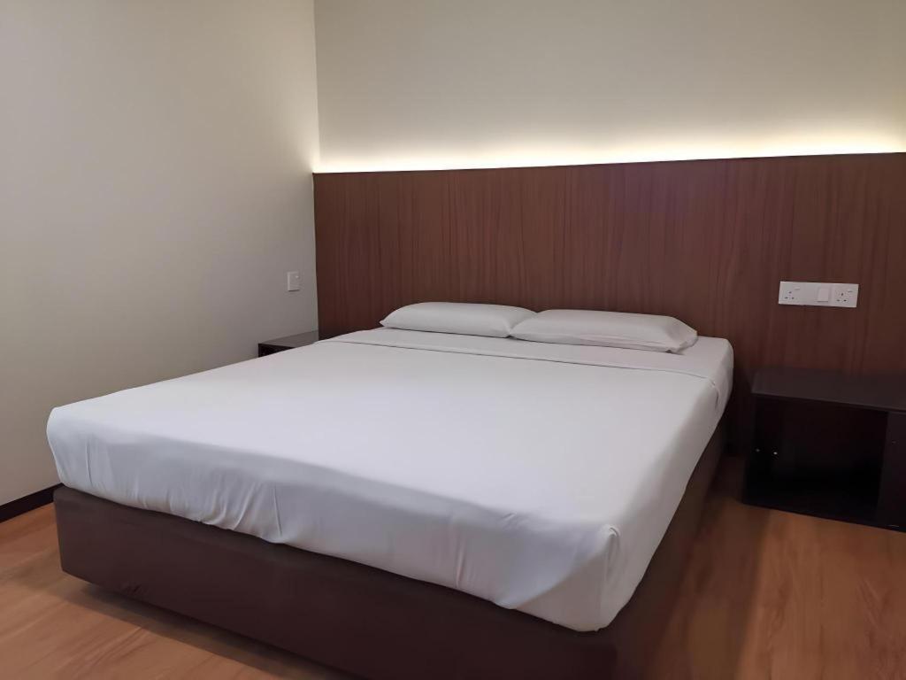 Hotel Holiday Кота-Кинабалу Экстерьер фото