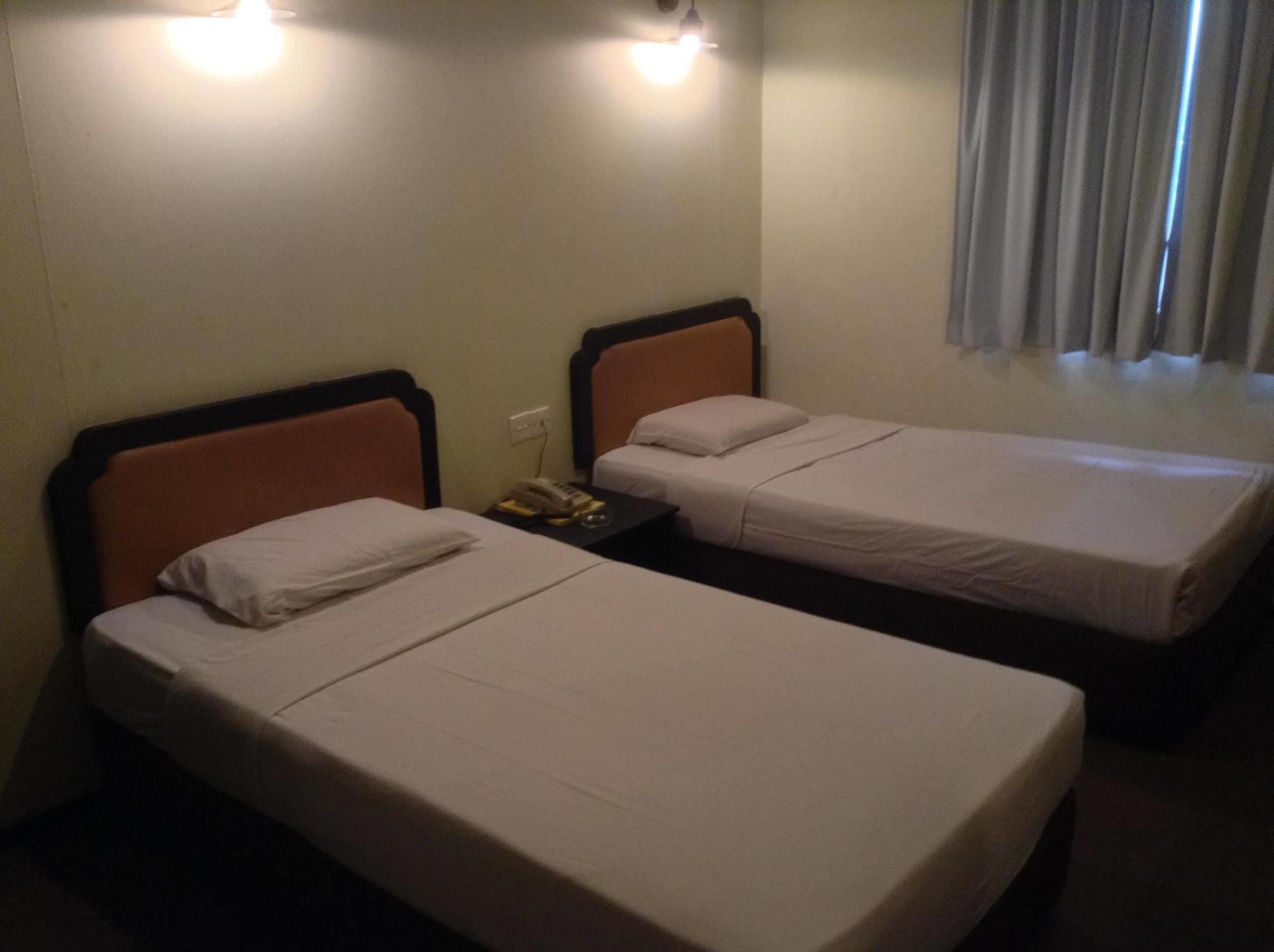 Hotel Holiday Кота-Кинабалу Экстерьер фото